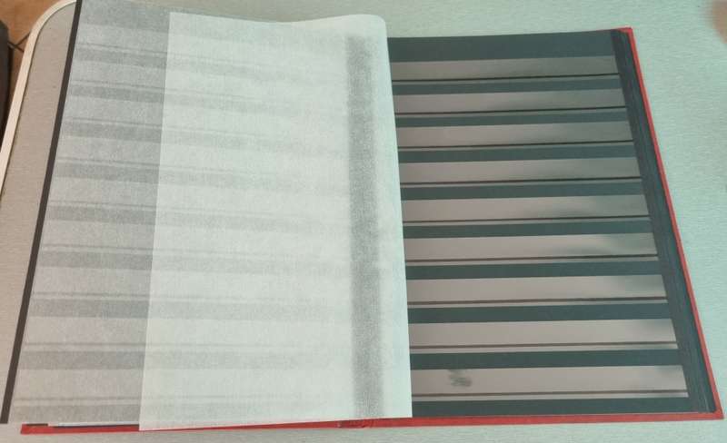 LINDER LOTUS EMPTY ALBUM 2ND HAND (8 BLACK PAGES/16 SIDES). AS PER IMAGES. NB: PLEASE READ BELOW!!!