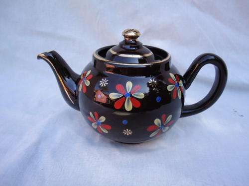 LOVELY COLOURFUL VINTAGE TEAPOT.PERFECT!!