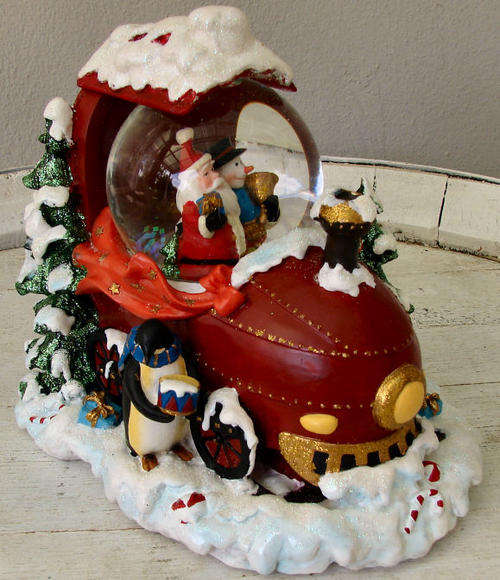 Snow Globe.Beautiful gift for someone who enjoys Christmas collectables.
