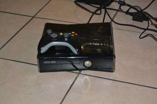 XBOX 360 Slim 250 GB w/ 1 controller and 2 games