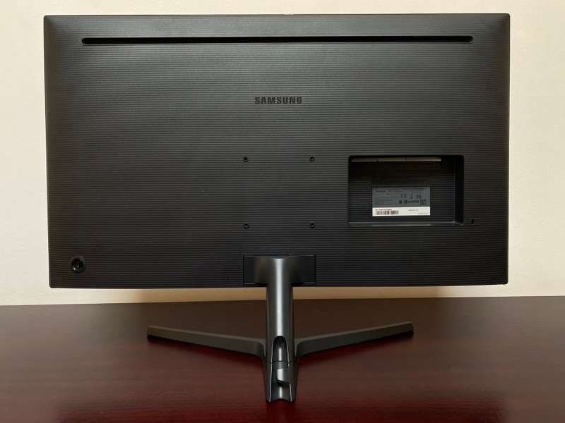 SAMSUNG 32" UJ590 4K QLED Monitor / AMD FreeSync / 4ms Response Time / As New