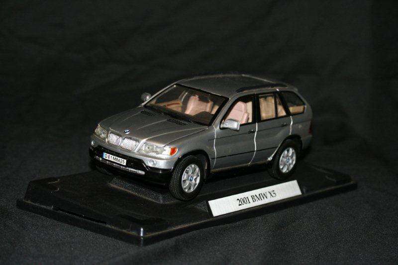 An AWESOME 1:18 scale model of a 2001 BMW X5