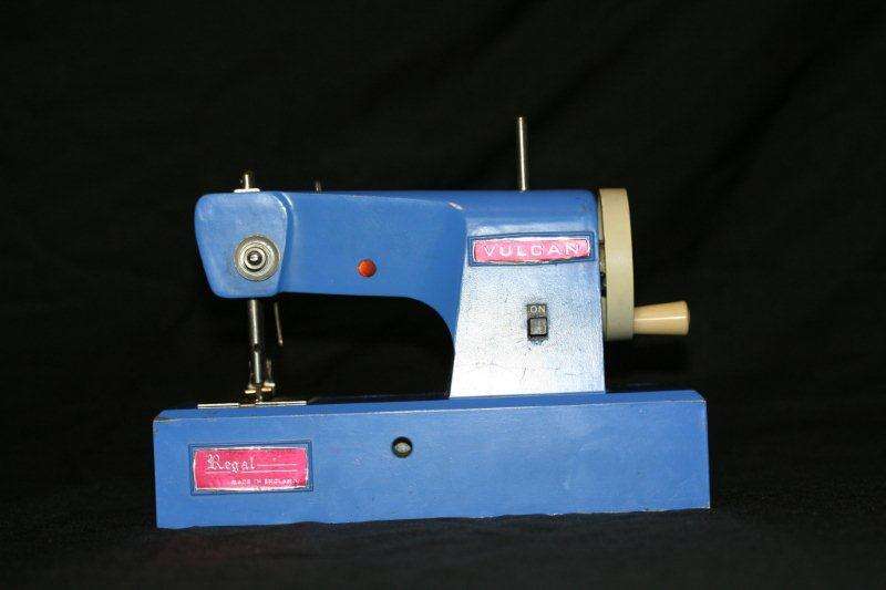 An AWESOME mini sewing machine!!