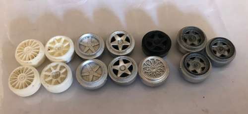 Scalextric saloon wheels - used
