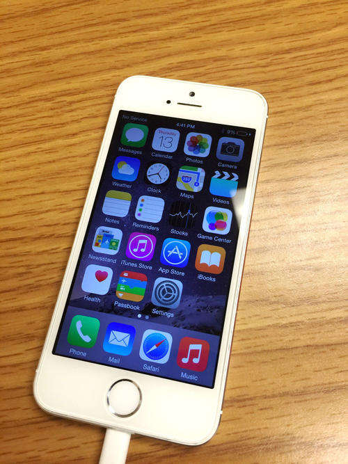 *Bargain* iPhone 5S 16GB - Silver - Free delivery!