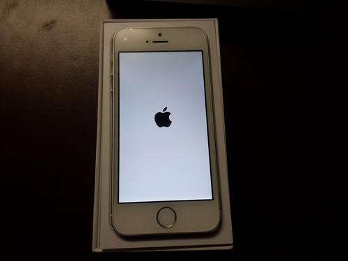 *Super deal* iPhone 5S 32GB - Silver - Free delivery!