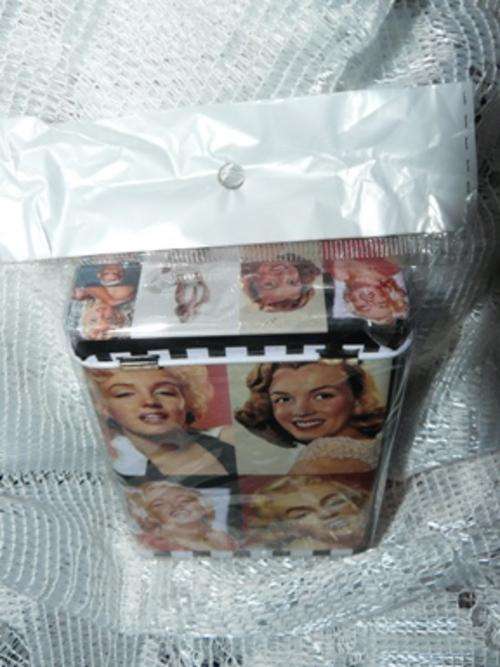 ***MARILYN MONROE FANS/COLLECTORS, NEW, BEAUTIFUL HINGED CIGARETTE TIN***