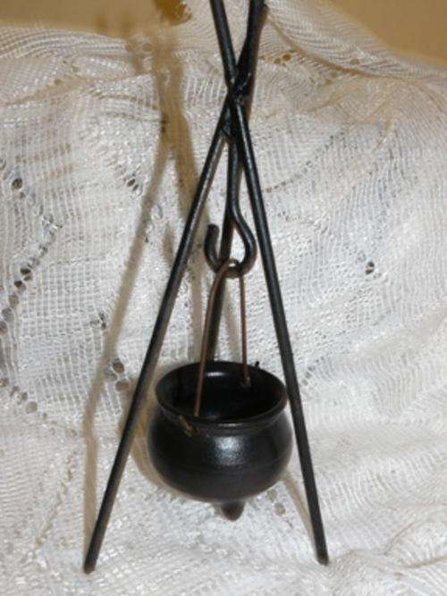 ****DIS NOU WAARLIK PRAGTIG - 3 POOT HANG POTJIE!! CREATIVE THINKING AT ITS BEST AGAIN!!