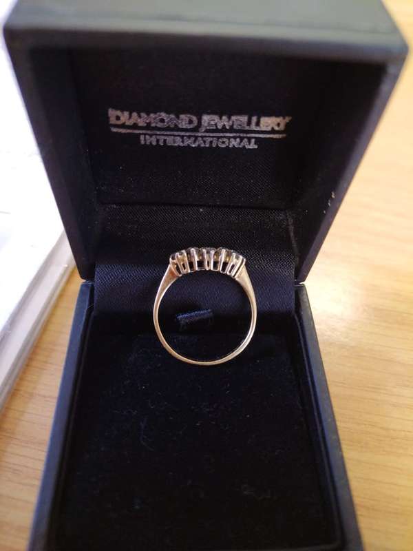 18ct Yellow Gold/Diamond Ring - Perfect Gift