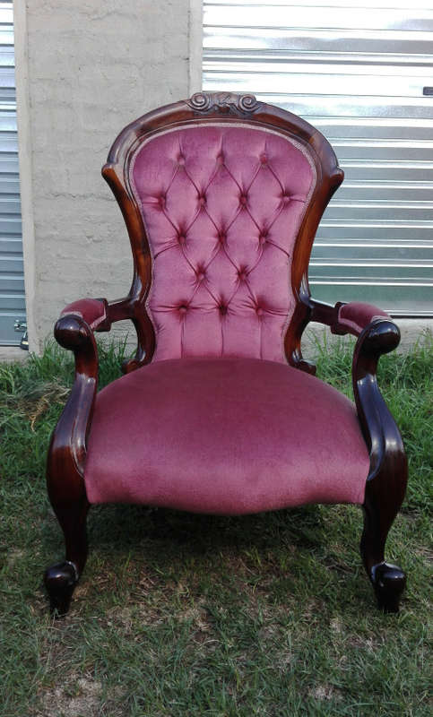 VINTAGE SINGLE SEAT, STINK WOOD CHAIR.