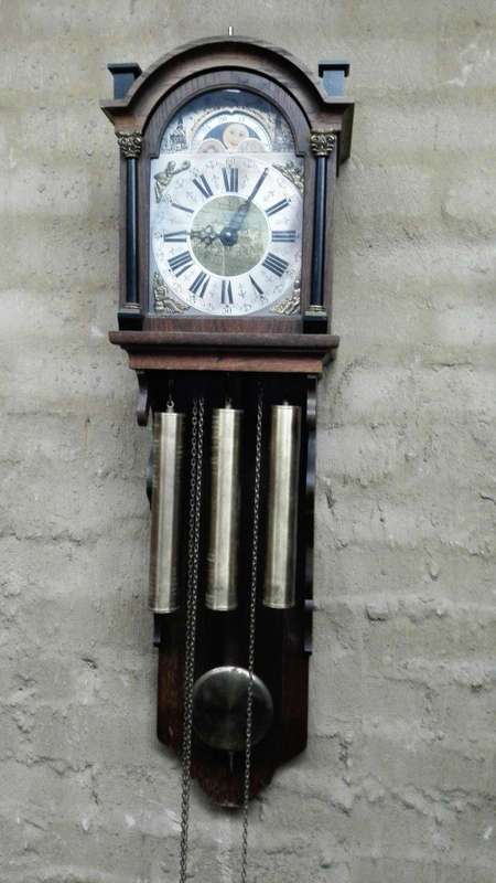 VINTAGE WALL CLOCK.