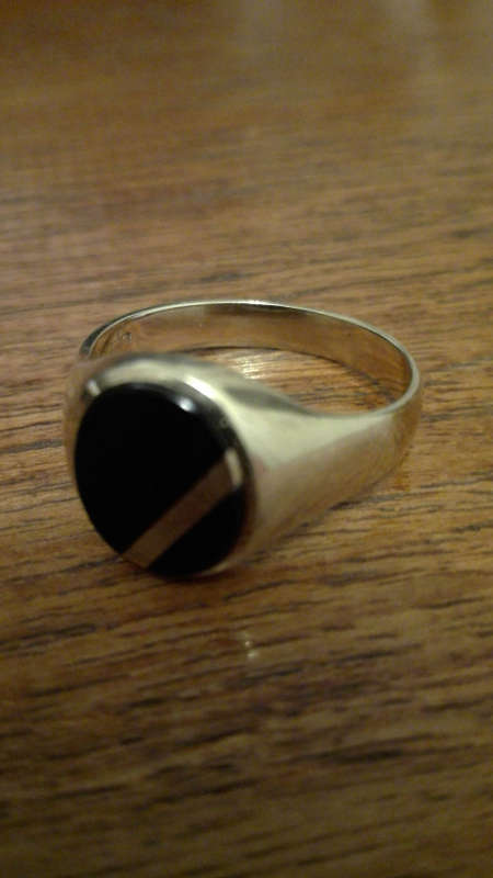 GOLD 9 ct GENTS RING.