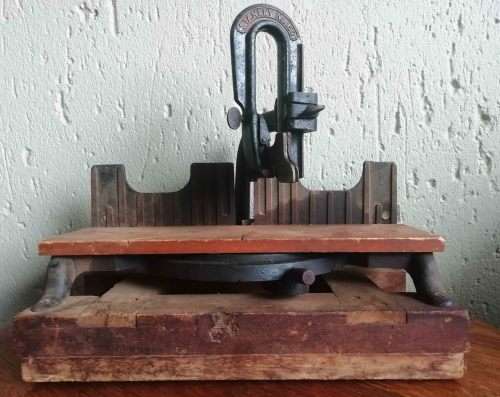 VINTAGE ANTIQUE STANLEY No 150. CAST IRON  MITRE SAW BOX FRAME. MADE IN USA.