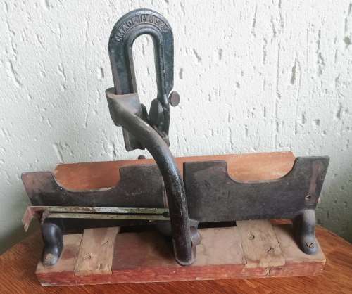 VINTAGE ANTIQUE STANLEY No 150. CAST IRON  MITRE SAW BOX FRAME. MADE IN USA.