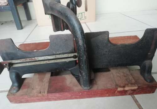 VINTAGE ANTIQUE STANLEY No 150. CAST IRON  MITRE SAW BOX FRAME. MADE IN USA.