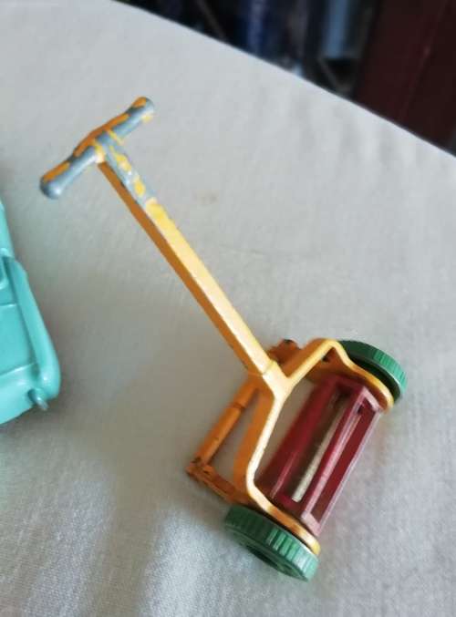 AWESOME COLLECTIBLE TOYS. 10 ITEMS.