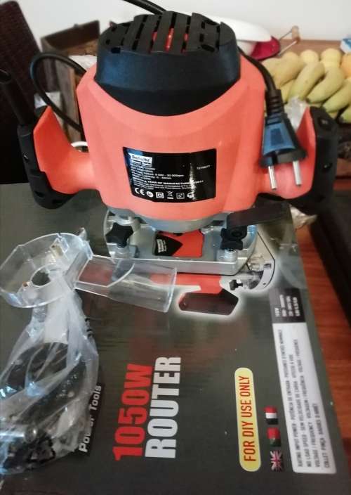 ROUTER TOOL AND SET OF CUTTERS.
