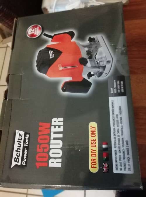 ROUTER TOOL AND SET OF CUTTERS.