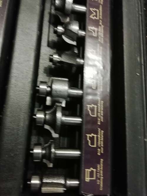 ROUTER TOOL AND SET OF CUTTERS.