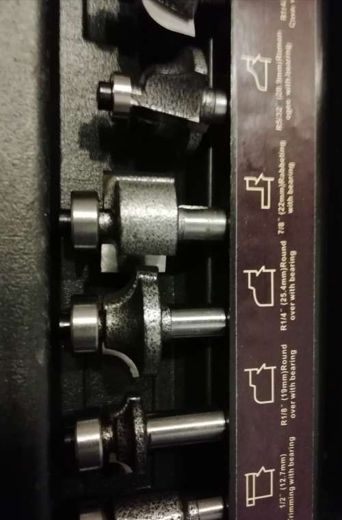 ROUTER TOOL AND SET OF CUTTERS.