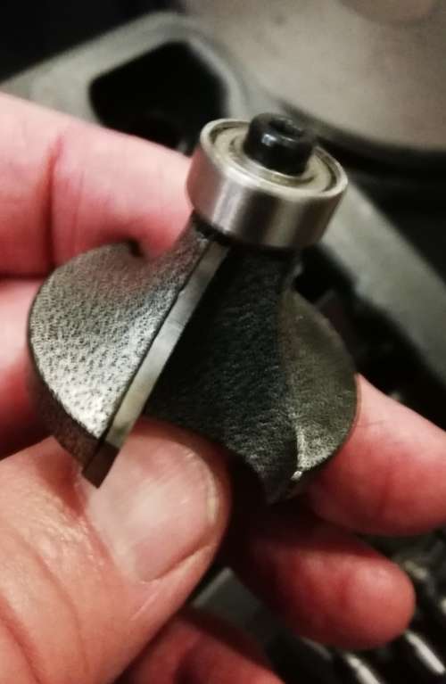 ROUTER TOOL AND SET OF CUTTERS.