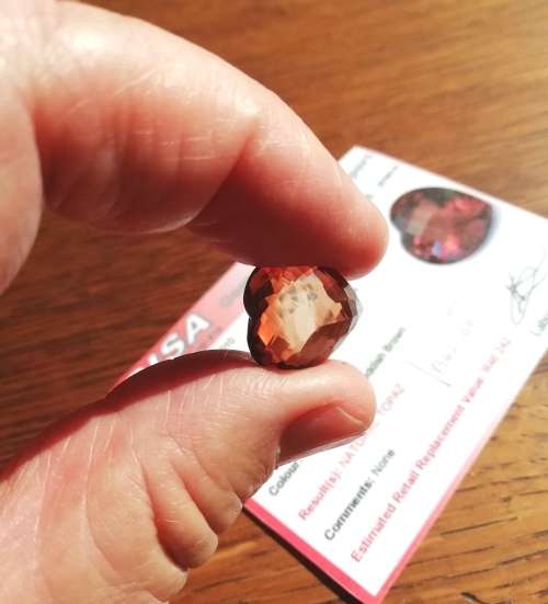 BEAUTIFUL LARGE NATURAL TOPAZ GEM STONE. CERTIFICATED.