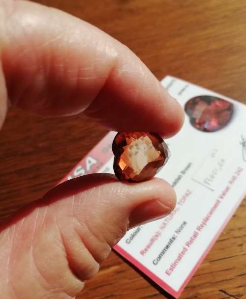BEAUTIFUL LARGE NATURAL TOPAZ GEM STONE. CERTIFICATED.