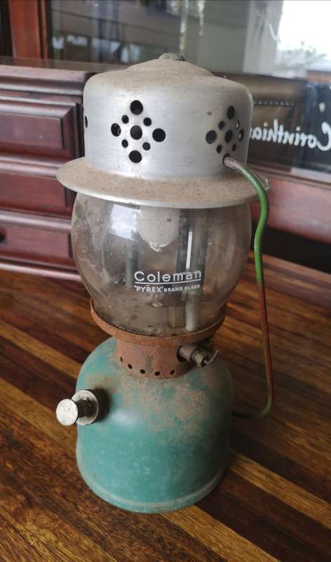 VINTAGE COLEMAN PARAFFIN LAMP. CANADA. 1953.