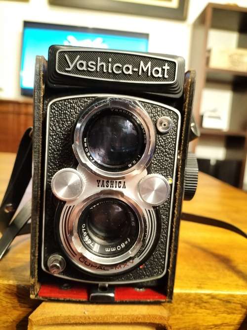 YASHICA-MAT CAMERA. MADE IN JAPAN.