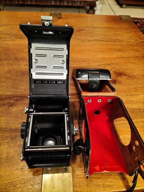 YASHICA-MAT CAMERA. MADE IN JAPAN.