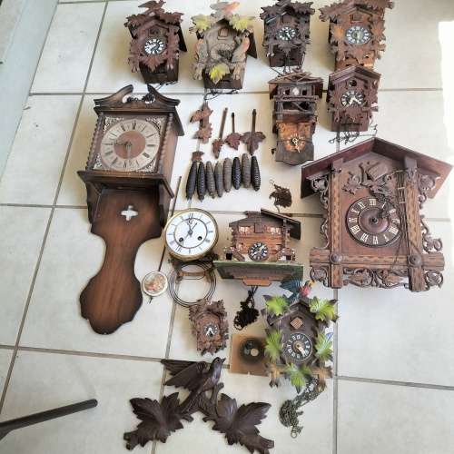 LARGE COLLECTION OF CLOCKS. FOR REPAIRS. PARTS.
