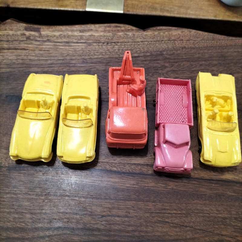 FIVE TOMTE TOYS.