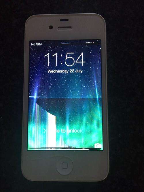 Apple iPhone 4 - 32 GIG - 100% working, screen just needs to be replaced.