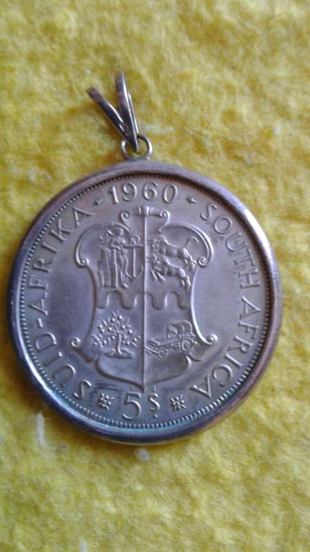 1960 SILVER 5 SHILLING (UNION OF SOUTH AFRICA 1910-1960 IN LOCKET FITTING