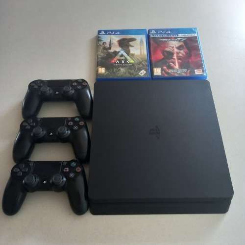 PS4 Slim inc 3 controllers & 2 games
