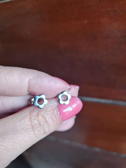 Flower stud earrings