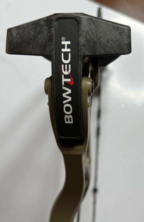 Bowtech Convergence Hunting RH 70# Compound Bow with accessories