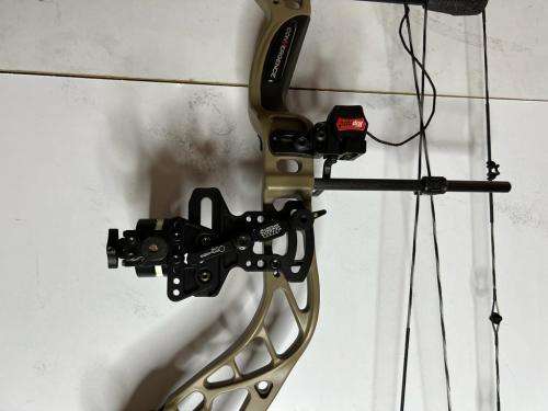 Bowtech Convergence Hunting RH 70# Compound Bow with accessories