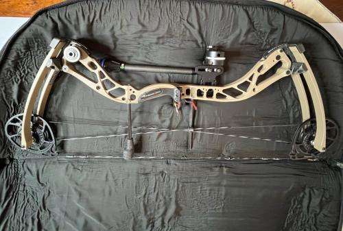 Bowtech Convergence Hunting RH 70# Compound Bow with accessories