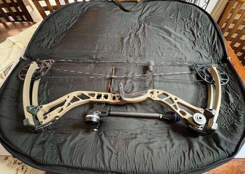 Bowtech Convergence Hunting RH 70# Compound Bow with accessories