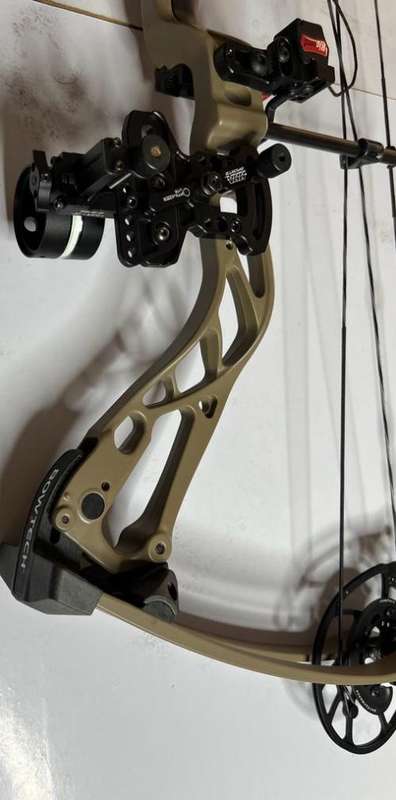 Bowtech Convergence Hunting RH 70# Compound Bow with accessories