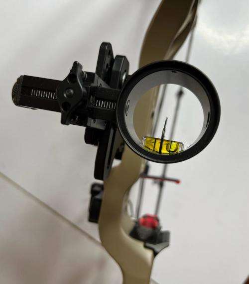 Bowtech Convergence Hunting RH 70# Compound Bow with accessories
