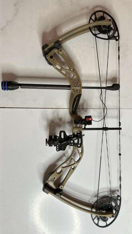Bowtech Convergence Hunting RH 70# Compound Bow with accessories