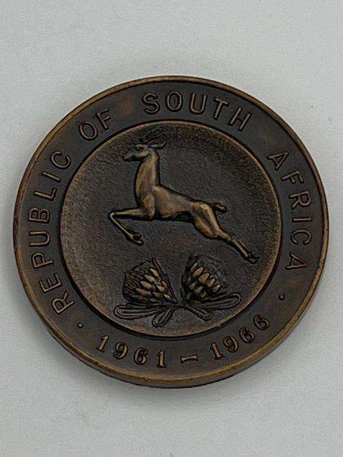 Bronze Medallion 1961 - 1966 , 5th Anniversary of the Republic of South Africa