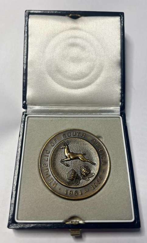 Bronze Medallion 1961 - 1966 , 5th Anniversary of the Republic of South Africa