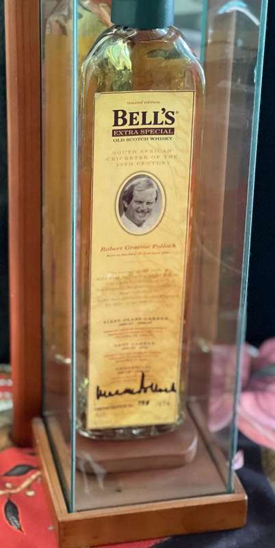 LIMITED EDITION Nr 138/274 BELLS WHISKY CRICKET BAT SHAPED BOTTLE 750ML Graeme Pollock