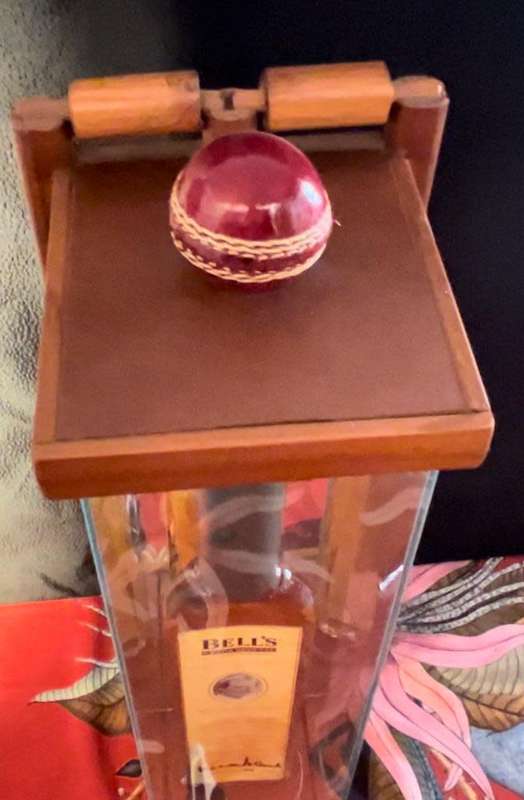 LIMITED EDITION Nr 138/274 BELLS WHISKY CRICKET BAT SHAPED BOTTLE 750ML Graeme Pollock