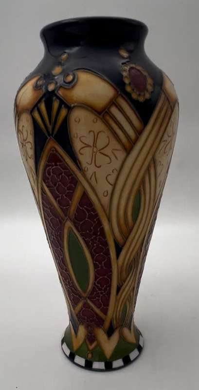 SUPERB MOORCROFT 21cm VASE - STAFFORDSHIRE GOLD BY ALICIA AMISON 2010