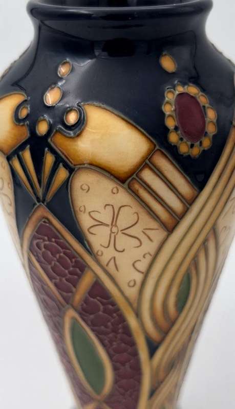 SUPERB MOORCROFT 21cm VASE - STAFFORDSHIRE GOLD BY ALICIA AMISON 2010
