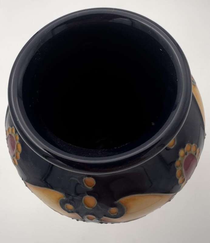 SUPERB MOORCROFT 21cm VASE - STAFFORDSHIRE GOLD BY ALICIA AMISON 2010